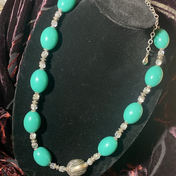 Adjustable 14”-16” beautiful turquoise and silver toned beaded necklace. - Picture 5 of 6